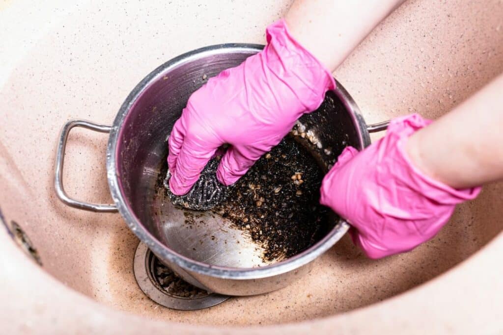 Cómo quitar el quemado de una olla de acero inoxidable